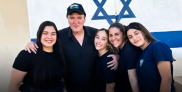Quentin Tarantino poses with IDF soldiers